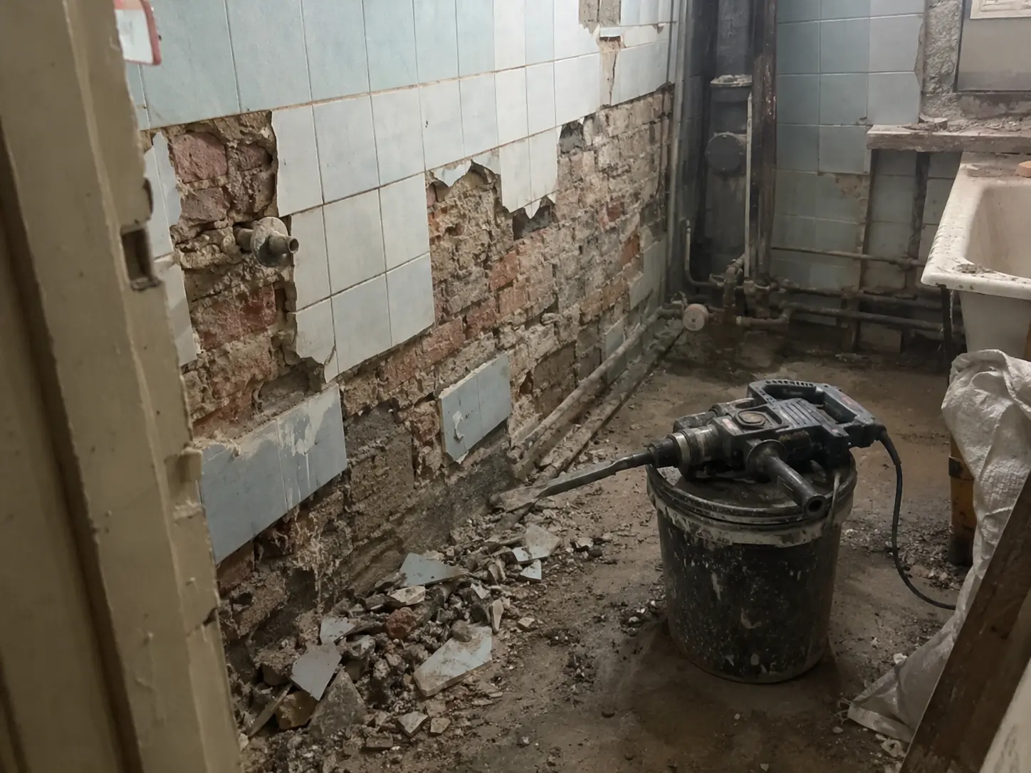 Къртене на бани и санитарни възли